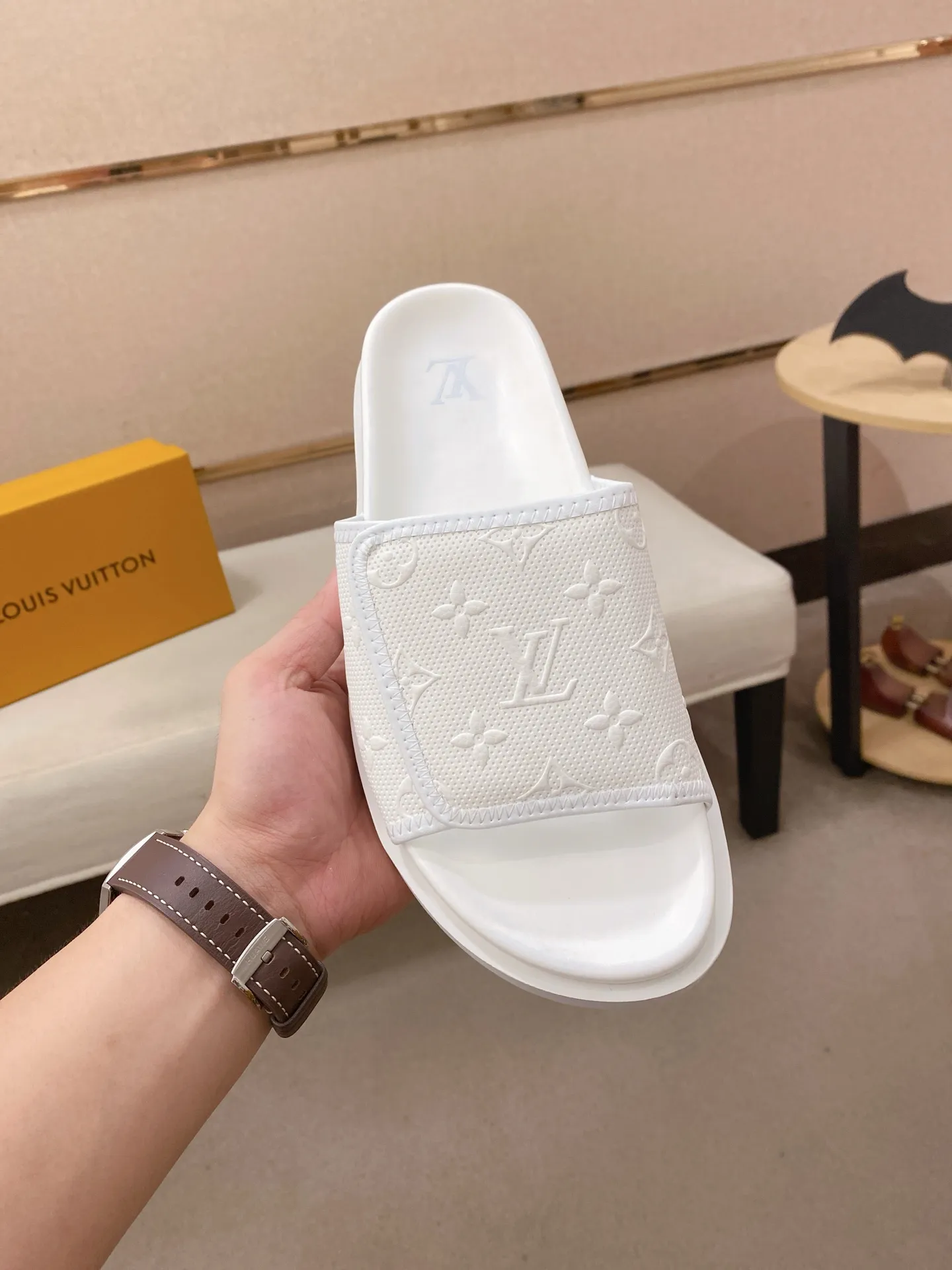 Men's shoes💰: 320💰Made by LV🔍Top purchasing agent, men's spring and summer slippers are available at the same counter. The uppers are made of cowhide imported from Italy, with logo graphics and high-quality craftsmanship. Soles: original soles specially provided by the original factory. Exclusive molded soles are super comfortable. Original goods with single order, 🔍🔍high quality, you can enter and exit the counter at will. Welcome to compare, code number 38-44.